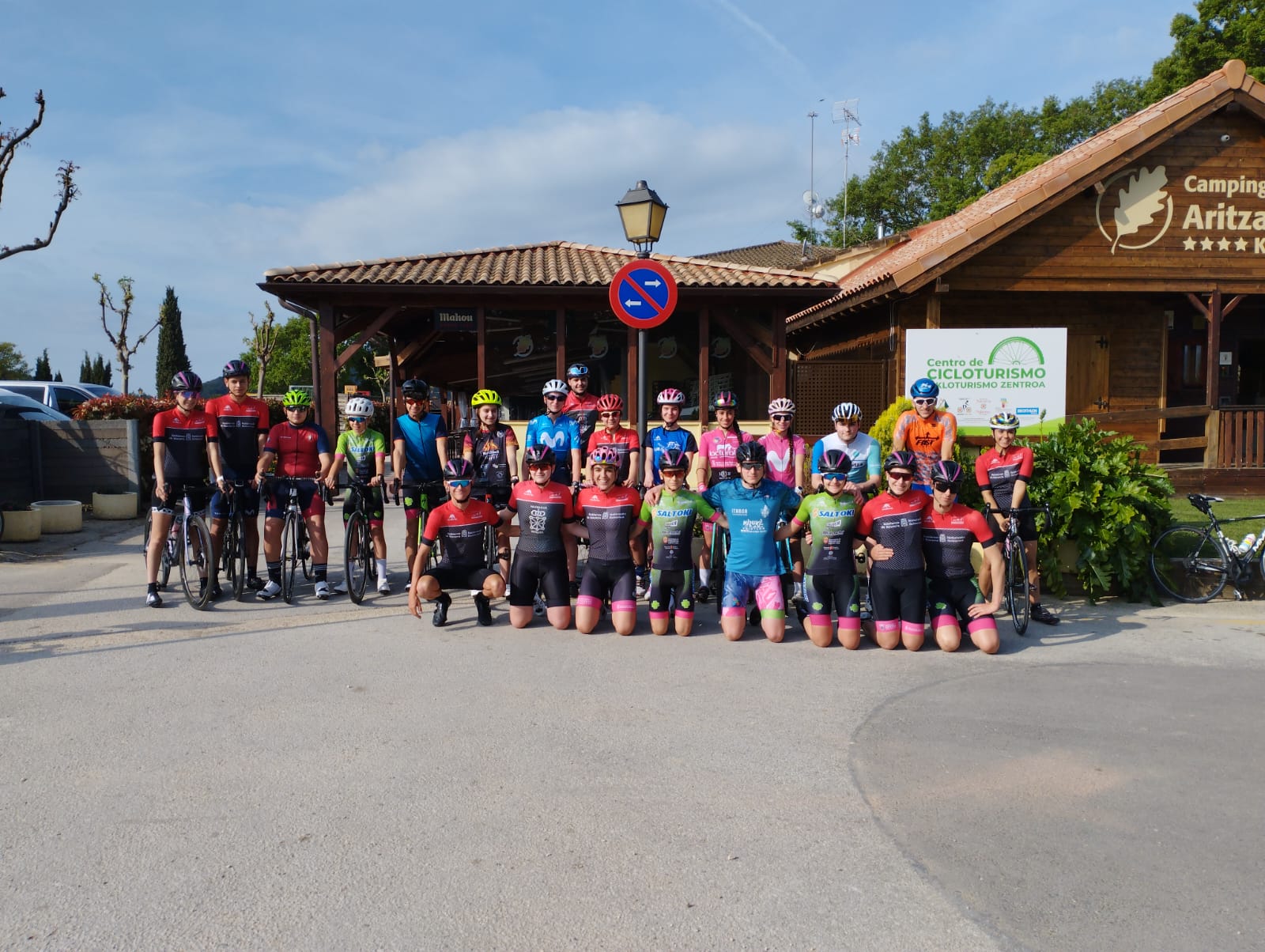 Concentraci&oacute;n del grupo de perfeccionamiento de la FNT en Aritzaleku